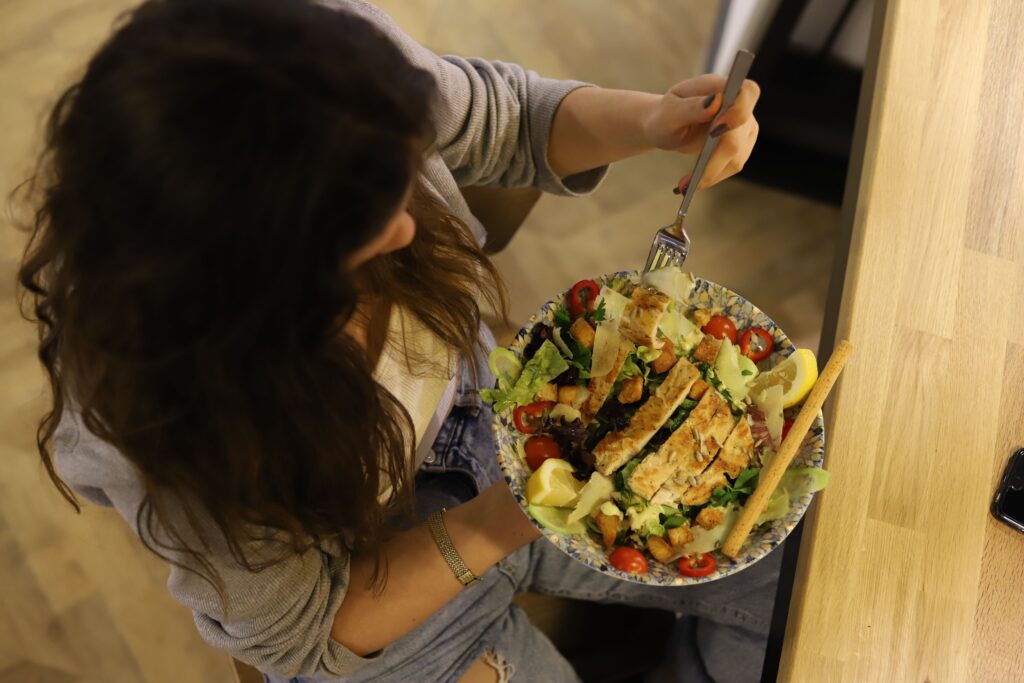 Ayuno intermitente para principiantes: guía completa para perder peso (2026) mujer comiendo ensalada ayuno intermitente