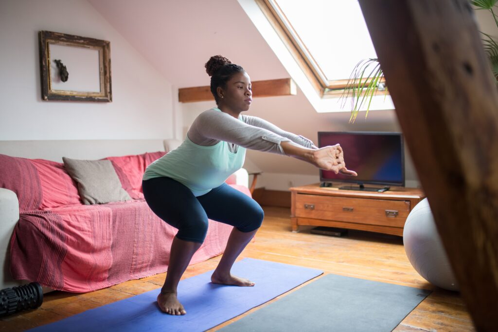 Rutina de entrenamiento para mujeres +40 en casa: plan completo de 4 semanas sesiones fuerza mujeres 40 casa